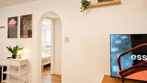 WiFi, bed sheets - Comfy 3 Beds | 5-min Walk to SkyTrain | 20-min DT (Vancouver)