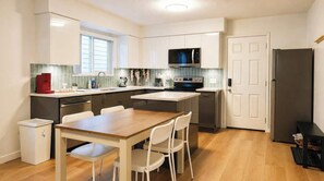 Fridge, microwave, oven, stovetop - Comfy 3 Beds | 5-min Walk to SkyTrain | 20-min DT (Vancouver)