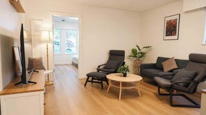 TV - Comfy 3 Beds | 5-min Walk to SkyTrain | 20-min DT (Vancouver)