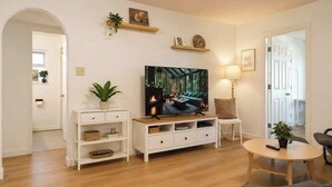 TV - Comfy 3 Beds | 5-min Walk to SkyTrain | 20-min DT (Vancouver)