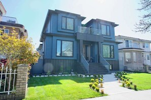 Exterior - Newly Built 2BR, 15 Min to Airport, 20 Min to DT (Vancouver)