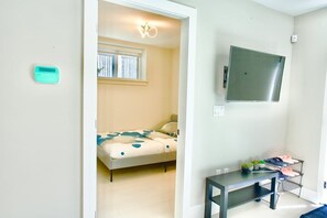 WiFi, bed sheets - Newly Built 2BR, 15 Min to Airport, 20 Min to DT (Vancouver)