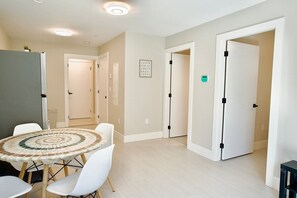 Dining - Newly Built 2BR, 15 Min to Airport, 20 Min to DT (Vancouver)