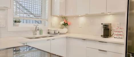 Coffee/tea maker, fridge, microwave, oven
