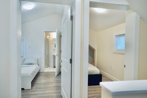 Tabla de planchar con plancha, wifi y ropa de cama 