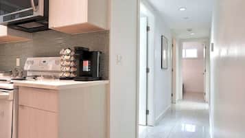 Kühlschrank, Mikrowelle, Wasserkocher mit Kaffee-/Teezubehör