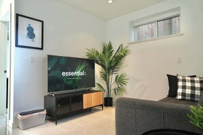 TV - 20 mins to DT | 5 mins to PNE | Clean 3BR, 2BA (Vancouver)