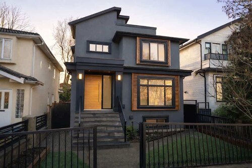 20 mins to DT | 5 mins to PNE | Clean 3BR, 2BA