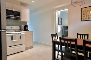 Dining - 20 mins to DT | 5 mins to PNE | Clean 3BR, 2BA (Vancouver)