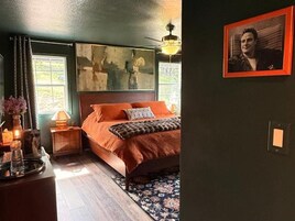 Room, 1 King Bed, Shared Bathroom, Mountain View | WiFi (free)