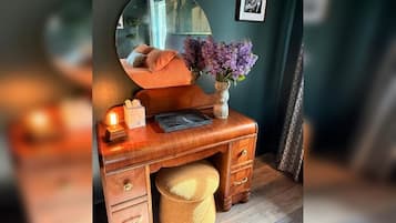 Quarto, 1 cama King, banheiro compartilhado, vista para a montanha | Wi-Fi de cortesia