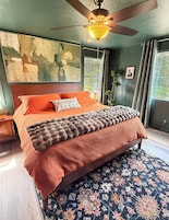 Room, 1 King Bed, Shared Bathroom, Mountain View | WiFi (free)