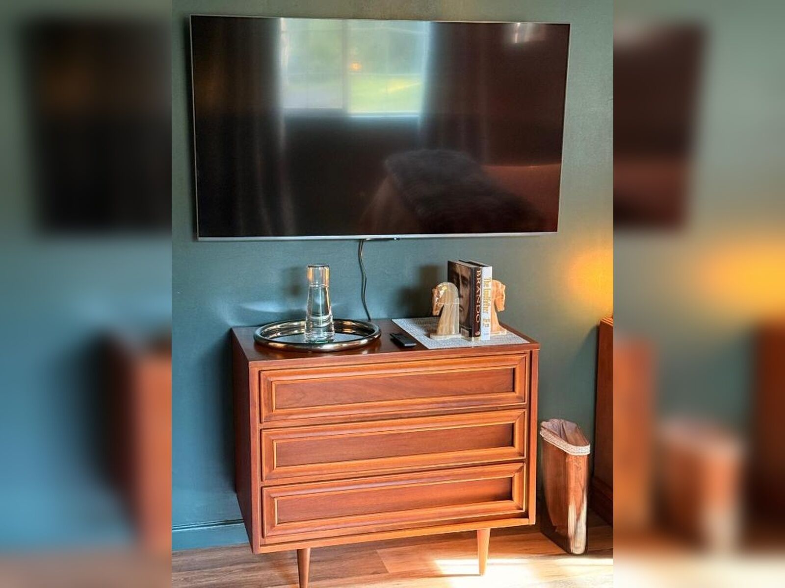 Un aparador de madera con un televisor de pantalla plana montado encima.