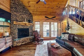 TV, fireplace, DVD player, offices - Stanley Creek Cabin Stay (Cherry Log)
