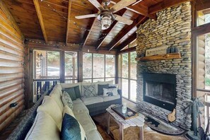 TV, fireplace, DVD player, offices - Stanley Creek Cabin Stay (Cherry Log)