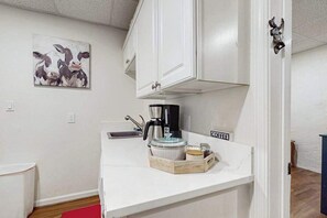 Coffee/tea maker, fridge, microwave, oven - Cool River Condo II Stay (Helen)