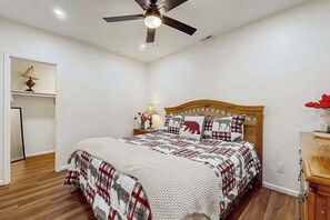Iron/ironing board, WiFi, bed sheets - Cool River Condo II Stay (Helen)