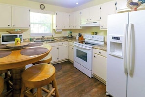 Wasserkocher mit Kaffee-/Teezubehör, Kühlschrank, Mikrowelle, Ofen