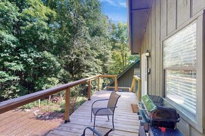 Property grounds - Poppys Farmhouse Cabin (Blue Ridge)