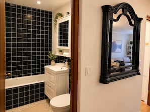 Bathroom - Best View of Reykjavík and Solar Eclipse FREE Parking (Reykjavík)