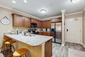 Coffee/tea maker, fridge, microwave, oven - Riverside Bears Den - Central Location (Helen)