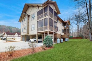 Exterior - Riverside Bears Den - Central Location (Helen)