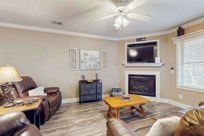 TV, fireplace, offices - Riverside Bears Den - Central Location (Helen)