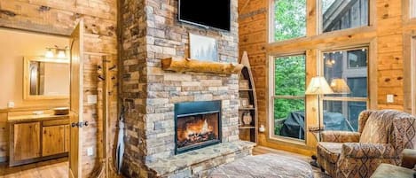 Televisión, chimenea, futbolito y oficina