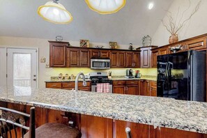 Wasserkocher mit Kaffee-/Teezubehör, Kühlschrank, Mikrowelle, Ofen