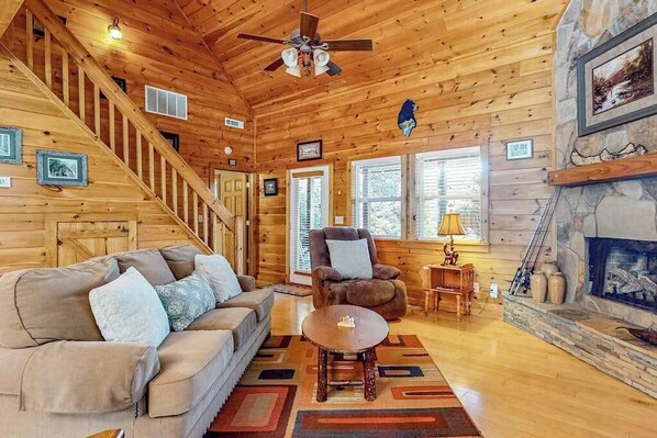TV, fireplace, offices - Toccoa River Retreat (Suches)