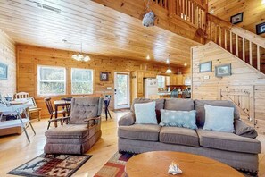 TV, fireplace, offices - Toccoa River Retreat (Suches)