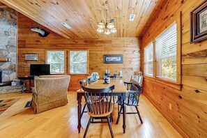 TV, fireplace, offices - Toccoa River Retreat (Suches)
