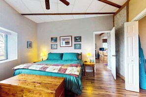 Desk, iron/ironing board, WiFi, bed sheets