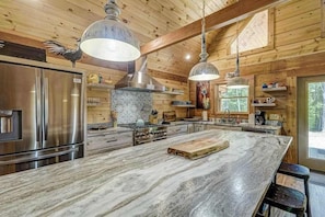 Wasserkocher mit Kaffee-/Teezubehör, Kühlschrank, Mikrowelle, Ofen