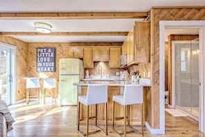 Wasserkocher mit Kaffee-/Teezubehör, Kühlschrank, Mikrowelle, Ofen