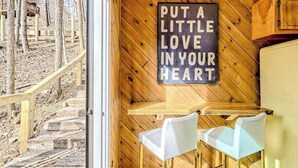 Un interno in legno con un cartello motivazionale, un tavolino e due sedie.