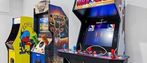 Máquinas de arcade, incluyendo NBA JAM, Big Buck Hunter y una máquina con temática de personajes.