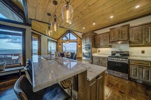 Wasserkocher mit Kaffee-/Teezubehör, Kühlschrank, Mikrowelle, Ofen