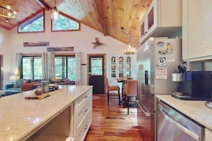 Coffee/tea maker, fridge, microwave, oven - Aska Base Camp Cabin (Blue Ridge)