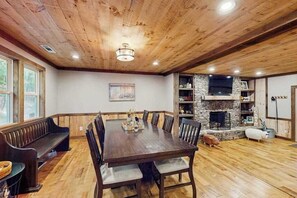 Dining - That Cabin on That Lane (Blue Ridge)