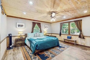 Desk, iron/ironing board, travel cot, WiFi - That Cabin on That Lane (Blue Ridge)