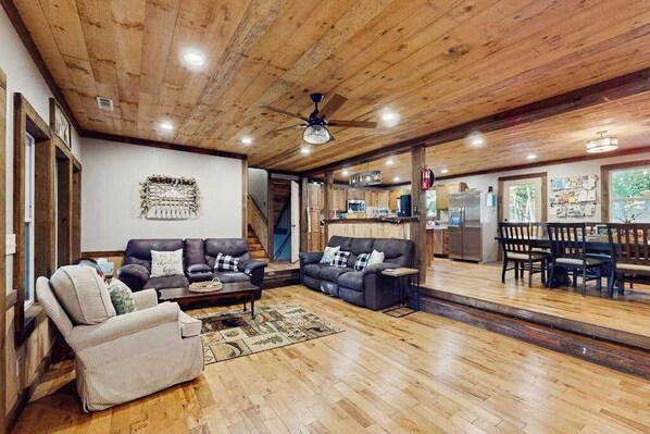 TV, fireplace, offices - That Cabin on That Lane (Blue Ridge)