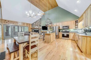 Coffee/tea maker, fridge, microwave, oven - Deer Run Retreat Stay (Ellijay)