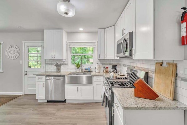 Coffee/tea maker, fridge, microwave, oven - West End Wonder Stay (Atlanta)