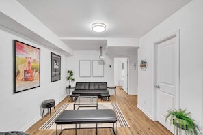 TV, offices - West End Wonder Stay (Atlanta)