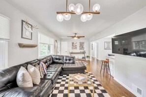 TV, offices - West End Wonder Stay (Atlanta)