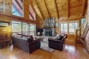 Fernseher, Kamin, Tischfußball, Arbeitsbereiche