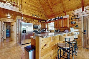 Wasserkocher mit Kaffee-/Teezubehör, Kühlschrank, Mikrowelle, Ofen