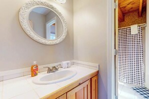 Shower, hair dryer, towels - Leeny's Lodge Blue Ridge (Blue Ridge)
