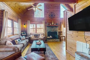TV, fireplace - Leeny's Lodge Blue Ridge (Blue Ridge)